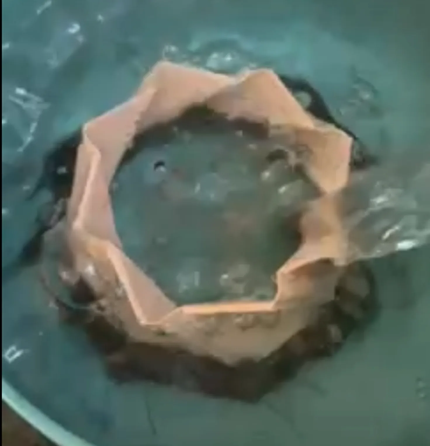The printed rim in hot water as the wire contracts it