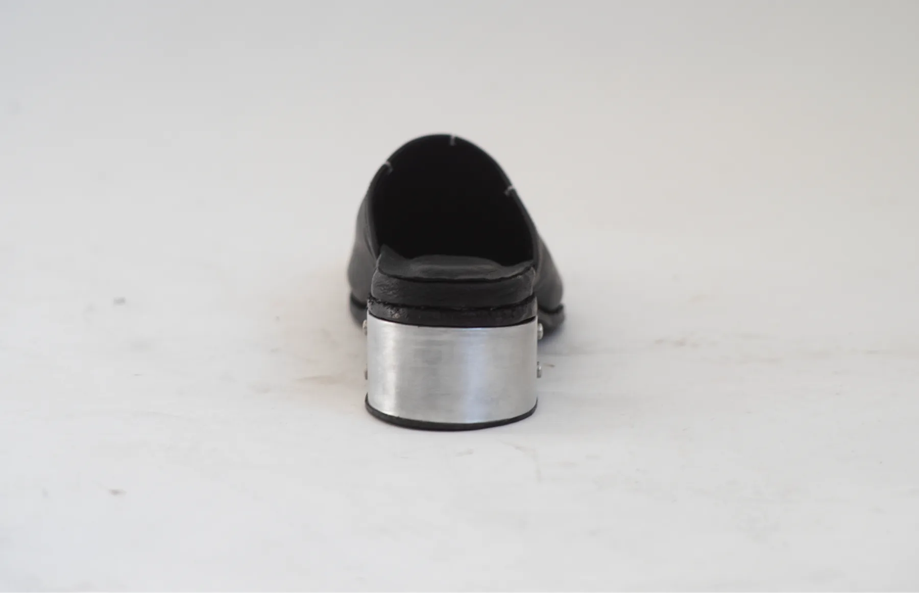 The mule from behind, showing the aluminum heel